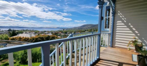 Hill House Hobart - Charming home, stunning views close to city, Hobart
